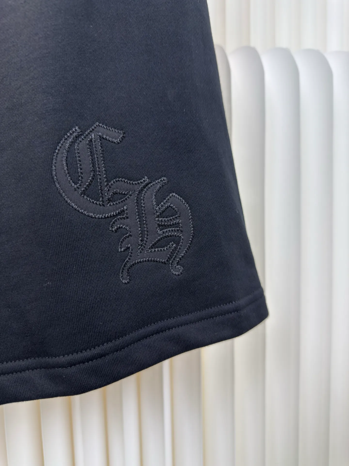 P290 Chrome Hearts floral gray Sanskrit logo shorts. Authentic version - physical counter - top luxury quality. 🆚Instant sale of all versions on the market. Custom dyed floral gray fabric according to YB. The price of floral gray fabric is extremely high. There is no stock in the market. The embroidery uses imported embroidery. Customized scroll hardware and accessories. Size S M L
